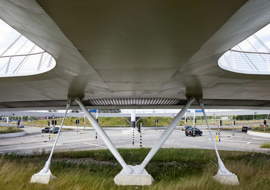 Eindhoven: Radfahrerbrücke 'Hovenring' (ipv Delft 2012)